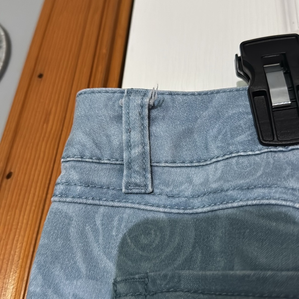 D.Jeans Rose Patterned Capri - Picture 3 of 4